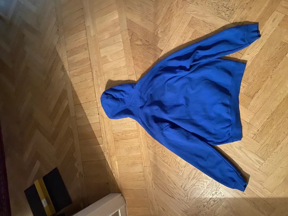 Den här vill ni inte missa😊Skit snygg blå tröja, fickan på den är lite trasig men det går laga den med några styng inte jätte stort problem. Det bara höra av her om ni intresserad. ‼️missa inte‼️. Hoodies.