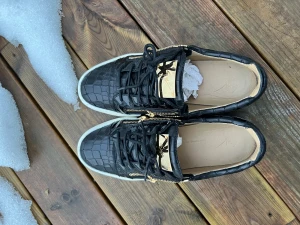 Guiseppi zanotti - Säljer nu mina guiseppis då de ej används. Grymt skick förutom lite gw samt heeldrag som knappt märks av (syns på bilderna). Sjuk cw och älskar de själv men vill gärna sälja de för att ge de nytt liv för någon annan. 8/10 skick, rrp ligger på ca 4500 sek 