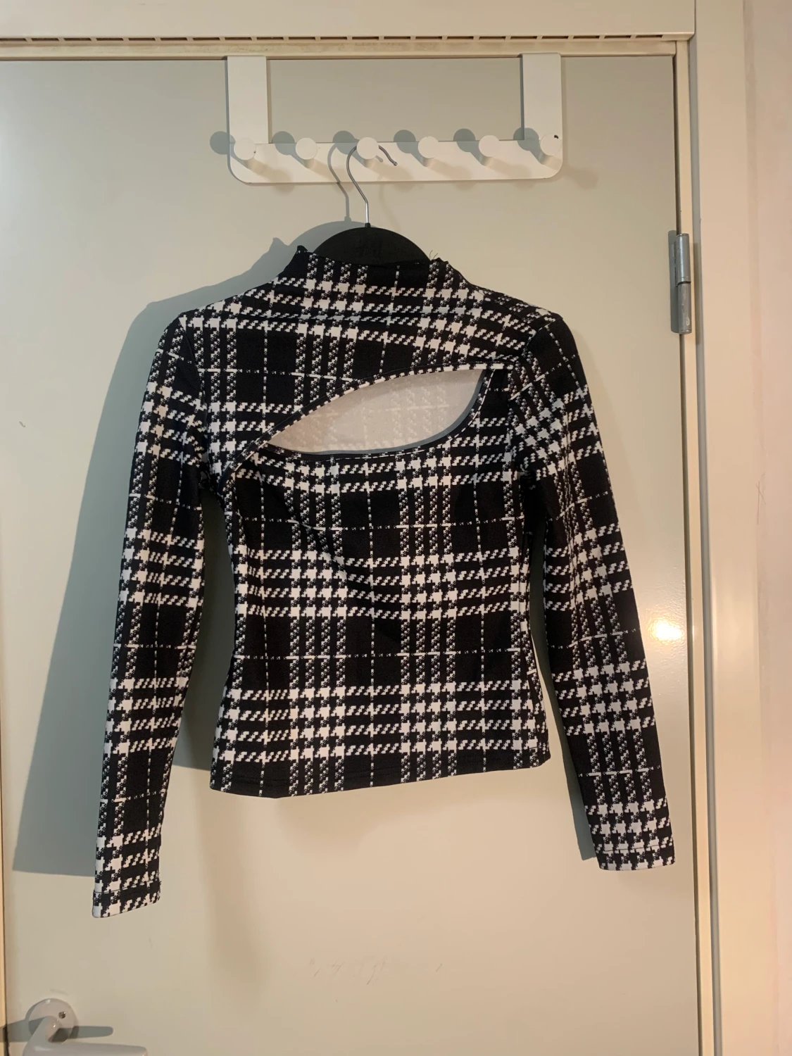 Svartvit topp med snitt 