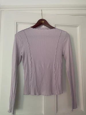 & Other Stories top  - Storlekslappen är borta med passar storlek S.