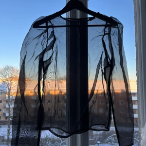 Genomskinlig topp från Gina  - Aldrig använd. 