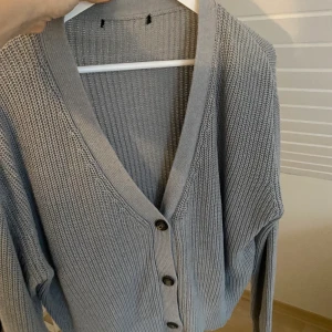 Grå kofta - Grå stickad kofta i storlek M men passar som en S