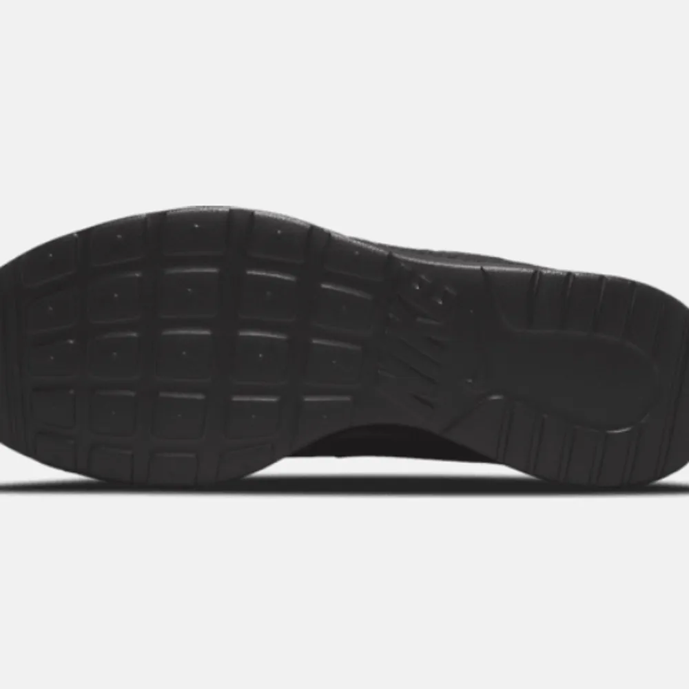 Svarta Nike skor säljes. Endast andvända en gång, väldigt fint skick.  Hemsidans beskrivning: Sneakers med stötdämpande mellansula och ovandel.. Skor.