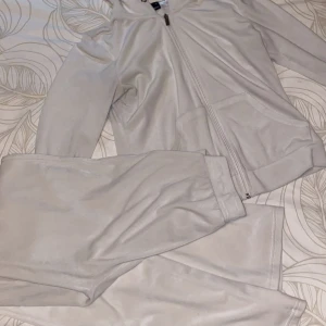 Mjukisdress - Vit mjukis dress från gina