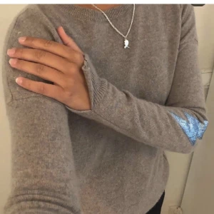 Zadig voltaire tröja - Super fin zadig voltaire tröja i kachmir med blå blixtrar på armbågarna (är lite nopprig)