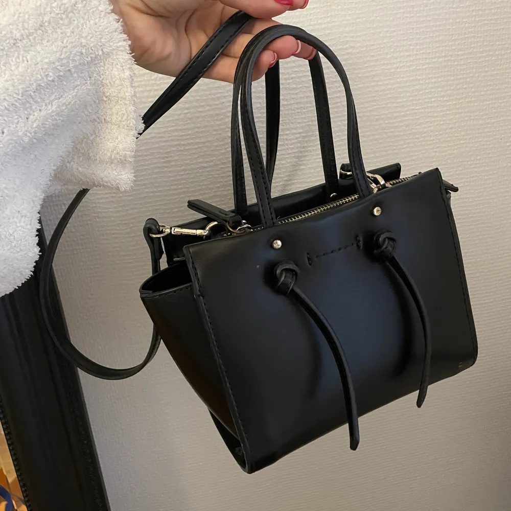 Rymlig snygg handväska som han bäras på olika sätt med korta o långa band! . Väskor.