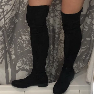 Höga skor - Supersnygga skor som aldrig använts! Tveka inte att höra av dig om du har några frågor eller vill se fler bilder! Priset kan diskuteras! 