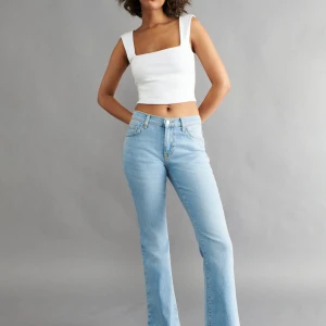 Low waist bootcut jeans gina tricot strl 40 - Säljer lågmidjade bootcut jeans från gina. Färg ljusblå. Strl 40. Säljer pga för stor storlek. Tvättade en gång och använda några gånger men är i fint skick. Köparen står för fraktkostnaden. 