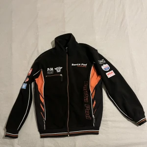 Fleecetröja Santa Pod Racing - Fleece tröja Santa Pod Racing. Står storlek S men passar som Storlek M i mått. Passar dig som är 175-192cm.