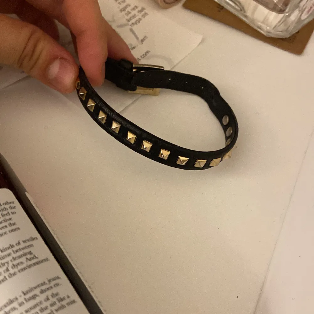 Säljer ett unikt valentino armband med mindre nitar. Säljer då jag ej använder valentino armband längre :( jättebra skick . Accessoarer.