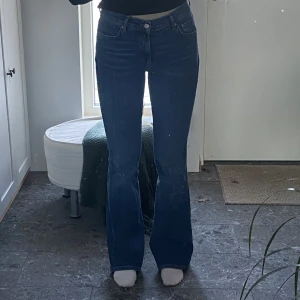 Bootcut Jeans Midrise - Bootcut jeans i midrise från Ginatricot i storlek 38, jag är 172cm lång. Byxorna är i väldigt bra skicka och är endast använda ett fåtal gånger. Frakt tillkommer. Nypris 399kr