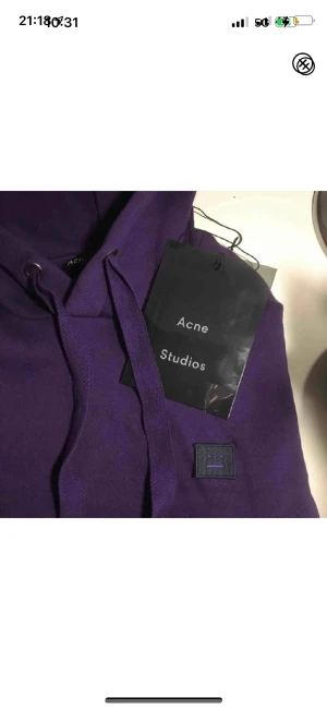 Acne hoodies  - Lila acne hoodie som är köpt här på plick och bilderna är från förra ägaren. Så snygg, passar mig som är S. Har ett litet hål som inte syns, se andra bilden. Kan hämtas annars fraktar jag💗