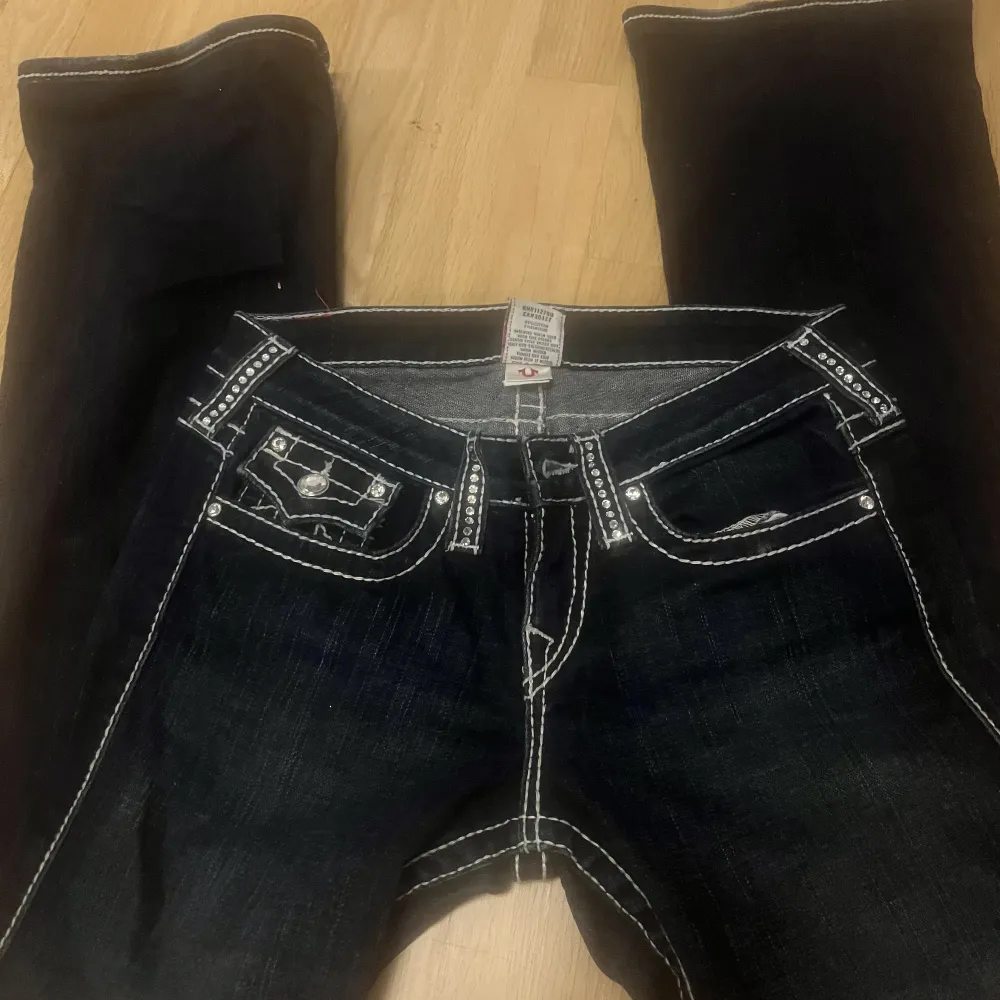 True religon jeans i perfekt skick med många fina diamant detaljer, säljer pågrund av att de ör lite stora. Skriv för fler bilder eller frågor. Jeans & Byxor.