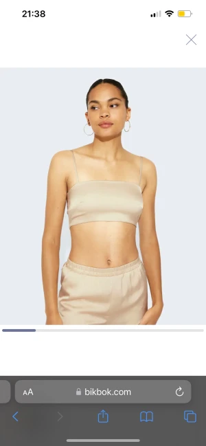 Beige topp - Säljer denna oanvända beige toppen från bikbok i storlek Xs prislapp kvar skriv prat för egna bilder