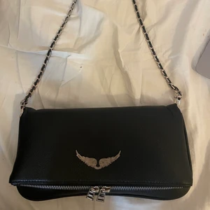 Zadig rock bag - Säljer min fina zadig & voltaire väska nu då jag vill köpa en annan väska. Använt skick, vilket syns på kedjan, därav varför priset är lite lägre, annars inget tecken på användning alls💕 Skric privat för fler bilder på defekterna.