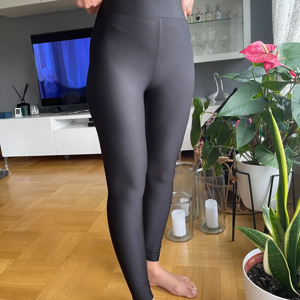 Dessa   tights  är perfekta för både powerwalks och fysisk aktivitet, men även lugna dagar hemma eller på kontoret. Med en minimalistisk stil passar de in perfekt i din vardagsgarderob.  . Jeans & Byxor.