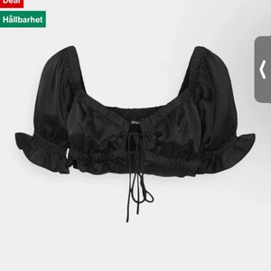 Svart Satin topp  - Jättefin svart satin topp med snörning ifrån Gina tricot💗 använd fåtal gånger så i fint skick 💗 jättefin nu till sommaren 🥰