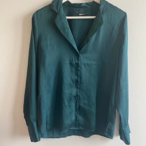 Blus  - Blus från Gina tricot, storlek 38. Frakt tillkommer 