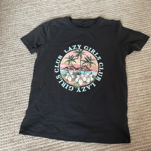 T-shirt  - Jättefin t-shirt som inte kommer till någon användning längre 
