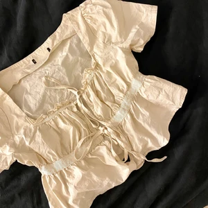 Topp - Beige topp strlk xs, nyskick, jätte söt till sommaren kontakta för frågor och intressse 💕💕💕