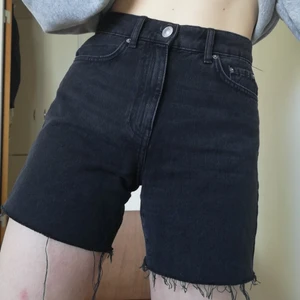 svarta jeansshorts  - högmidjade svarta jeansshorts från gina det är bara att skriva för fler bilder, mått eller svar på frågor💕