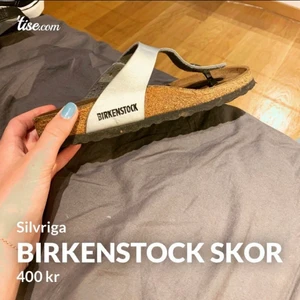 Birkenstock skor - Ett par birkenstock sandaler som är storlek 36. Mycket bra skick. Nypris 889  Säljes för 300 Väldigt sköna att gå i. Svarar inom ett dygn, fråga gärna efter fler bilder! Köpare står för frakt