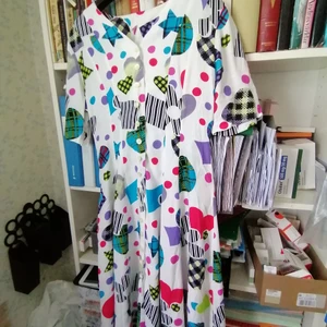 Klänning storlek 36/38 - 80 tals klänning. Smal i midjan och vid längst ner. Langden ca Vad lång. Tyget ar viskose. Ser ny ut. 