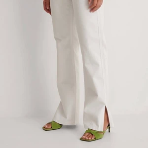 vita jeans från NA-KD!! - såå snygga byxor från NA-KD, har bara använts ca 2 gånger & i väldigt bra skick! storlek 36 men skulle nog passa 34-38 beroende på hur man vill att de ska sitta! skickar gärna egna bilder på byxorna så tveka inte på att fråga 💕 