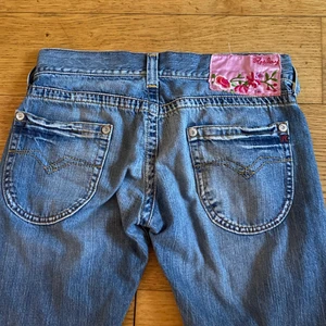 Replay jeans - Detta är ett par as snygga replay jeans i bra skick! Dom är i storlek S och passar bra i längden på mig som är 166 cm! Skulle fler bli intresserade av jeansen blir det budgivning! 💕