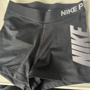 Säljer dessa Nike Pro shorts som är oanvända. De är i storlek XS och har inga defekter.