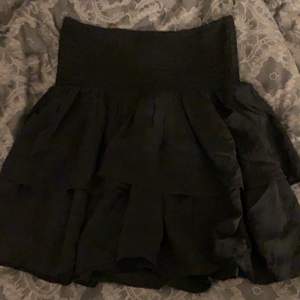 En svart volang kjol från kapphal, aldrig använd. 