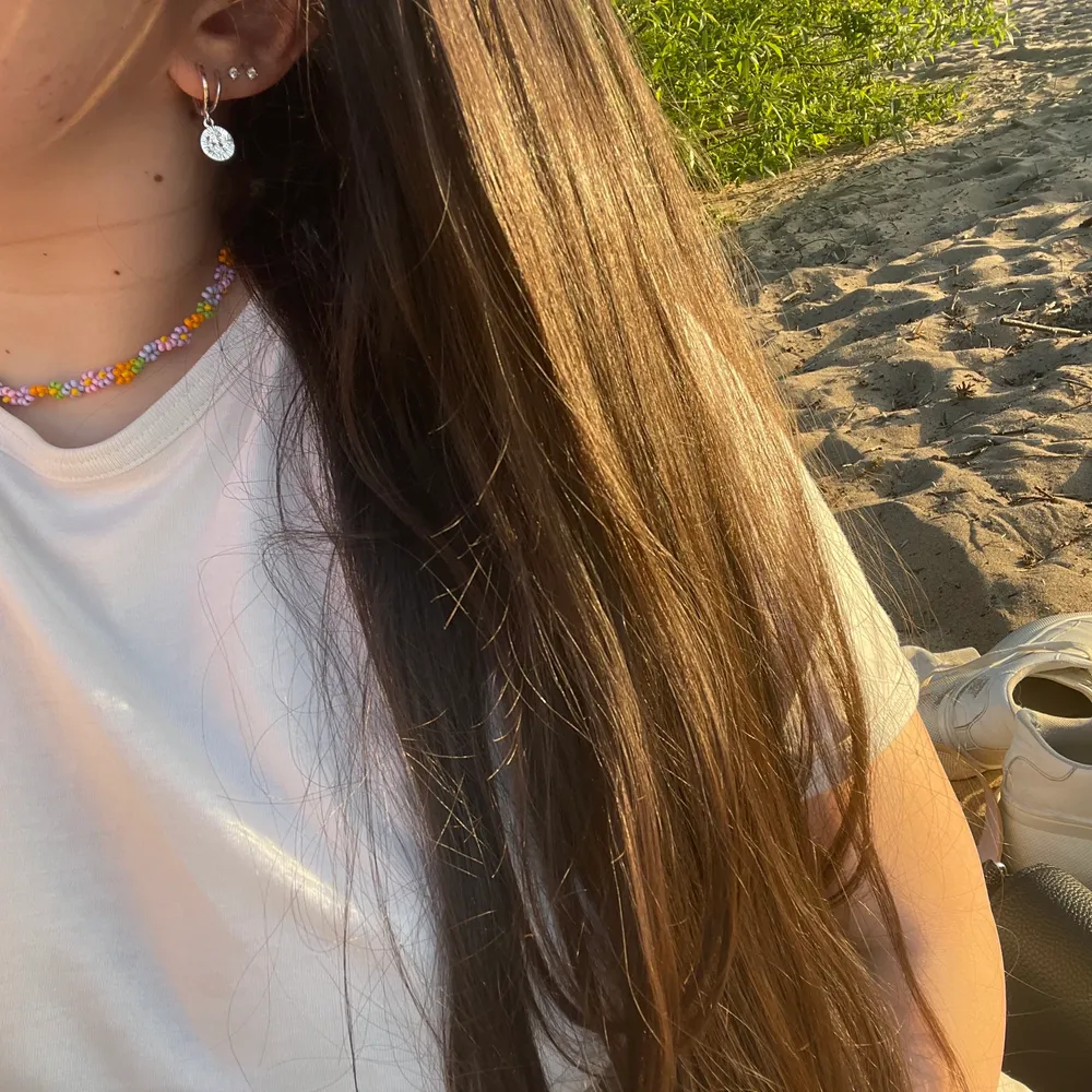 Pärlat halsband med härliga färgglada färger, går även att beställa i armband och fotlänk pris på halsband 53kr frakten ingår i priset 🌸💗. Asusteet.