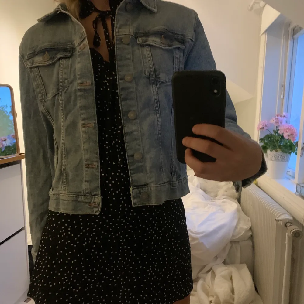 Säljer denna jeansjacka som är perfekt i sommar😍🙏strl xs från hm!. Jackor.