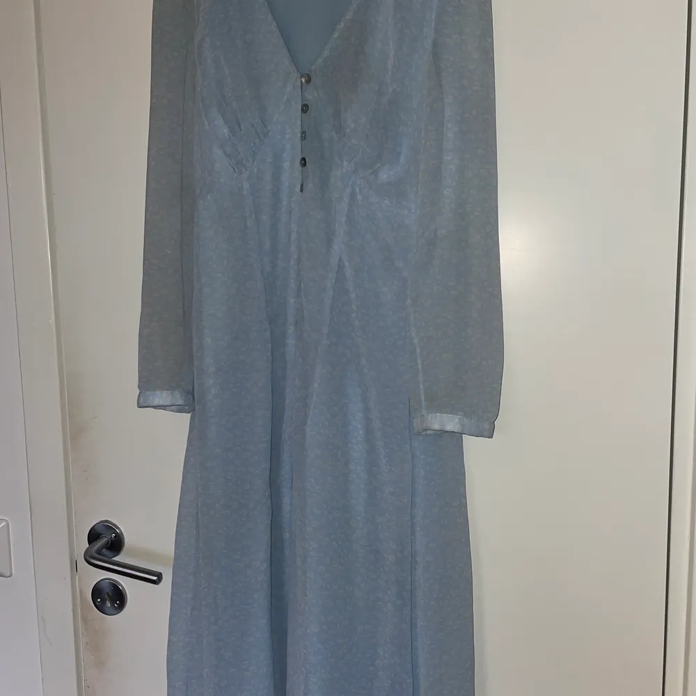 Adoore-liknande, ljusblå klänning från Vero Moda. Köpte den begagnad men kom aldrig till användning. . Klänningar.