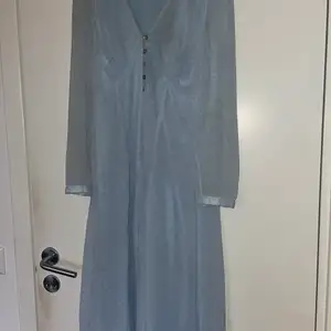 Adoore-liknande, ljusblå klänning från Vero Moda. Köpte den begagnad men kom aldrig till användning. 