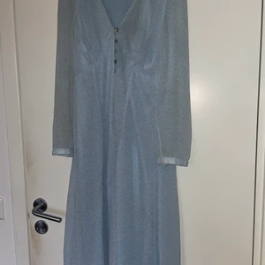 Klänning från Vero Moda  - Adoore-liknande, ljusblå klänning från Vero Moda. Köpte den begagnad men kom aldrig till användning. 