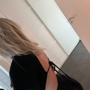 Tröja från NA-KD  - För liten för mig, men jättesnygg med öppen rygg