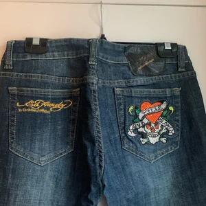 Ed hardy jeans - Ed Hardy-jeans! Passformen är skinny/regular skulle jag säga. De är mid/low waist. Några stenar saknas till fickan p baksidan men har samlat en del av dem så går att limma tillbaka många. Pris kan ev diskuteras