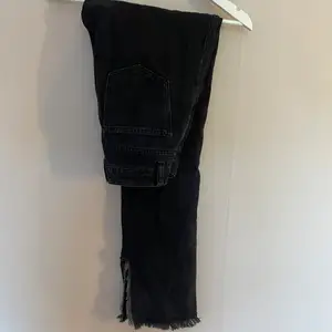 Säljer mina Nakd jeans med slits då dom inte kommer till användning storlek 36 