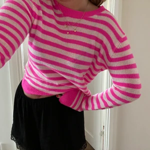 Tröja från From Future - En superfin vit och rosa tröja i 100% cashmere! Endast andvänd en gång!