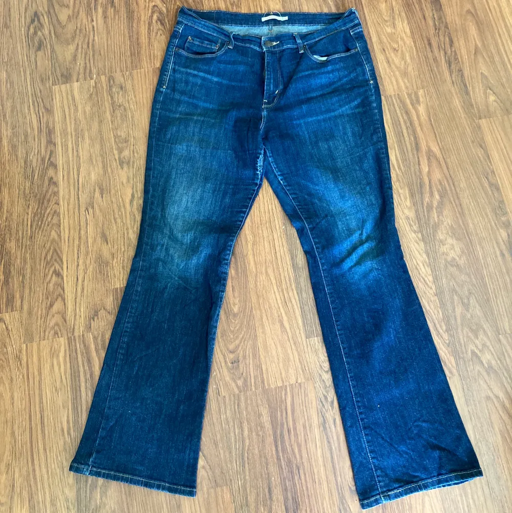 Levi’s Bootcut jeans till salu, skitsnygga så buda o fråga på🫶. Jeans & Byxor.