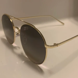 Runda pilotglasögon - Assnygga solglasögon från hm som tyvärr inte kommer till användning då jag har flera lika. Nypris:200kr