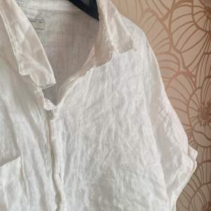 En mycket fin vit linneskjorta från Gina Tricot som är kortärmad. Köpt föra sommaren men blev aldrig till användning. Mycket fint linne och passar perfekt nu till sommaren. Köpte för 349 men säljer för 80 kr. Skulle säga att den passar för storlek 34. 