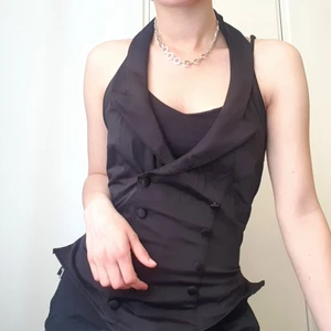 Svart väst - Svart väst med halterneck! Vet ej storlek men gissar på typ S