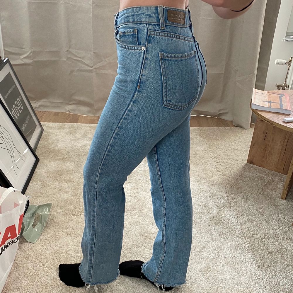 Blåa jeans från Chiquelle, storlek 34, sitter som en smäck. De går precis ovanför naveln. Säljs för 160kr, köpare står för frakt. (Jag är 36 i storlek och 170cm lång) . Jeans & Byxor.