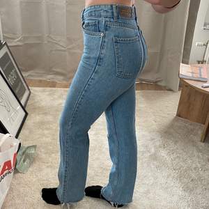 Blåa jeans från Chiquelle, storlek 34, sitter som en smäck. De går precis ovanför naveln. Säljs för 180kr, köpare står för frakt. (Jag är 36 i storlek och 170cm lång) 