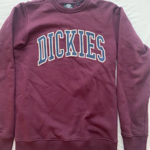 Dickies sweatshirt i small - Säljer min Dickies sweatshirt i storlek small. Använd Max 5 gånger, i mycket bra skick! Köpt från asos för 539kr. Säljer den eftersom den är för liten. Skriv till mig om du har några frågor