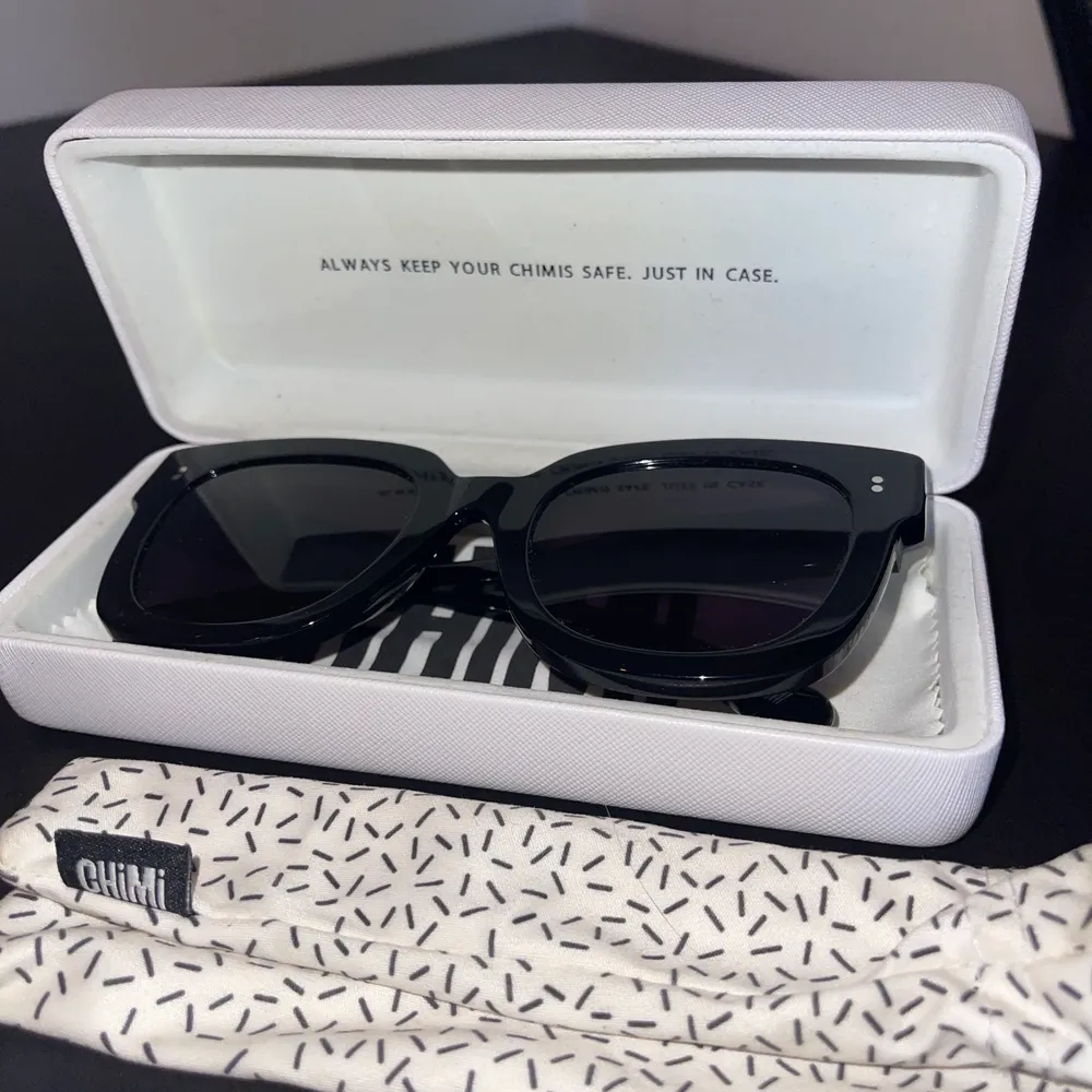 Chimi solglasögon i modell 008, svarta, nypris 1200kr. Accessoarer.