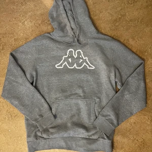 Kappa hoodie - Nästan helt ny! Använd högst 4 gånger.  Storlek XL