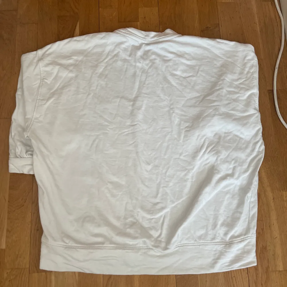 En vit knappt använd mysig sweatshirt. köparen står för frakten.🤍. Tröjor & Koftor.